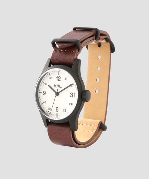 MHL.(エムエイチエル)の「MILITARY LEATHER WATCH(アナログ腕時計・レディース・ブラック/ブラウン・FREE)」の2枚目の写真