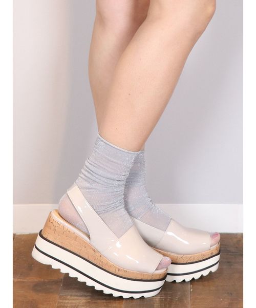 dazzlin（ダズリン）の「エナメル厚底サンダル（サンダル・レディース・アイボリー/ブラック/ピンク・SMALL/MEDIUM/LARGE）」の2枚目の写真