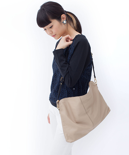 NANO universe（ナノユニバース）の「ショルダー付BIGクラッチ（クラッチバッグ・レディース・アイボリー/ベージュ/イエロー/レッド/ブルー・FREE）」の3枚目の写真