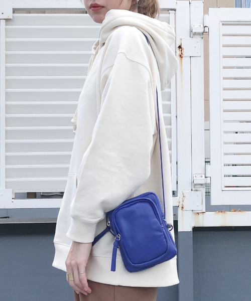 CURI BISCUI（キュリ　ビスキュイ）の「＜2020年春夏の新作＞スムース 合皮 ミニショルダーバッグ（ショルダーバッグ・レディース・ブラック/ブラウン/ブルー/アイボリー・FREE）」の4枚目の写真
