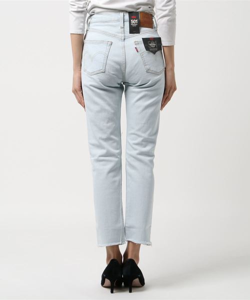 Levi's(リーバイス)の「501(R) CROP SHOUT OUT(デニムパンツ・レディース・ライトインディゴブルー・23inch/26inch/25inch/27inch/24inch/28inch)」の2枚目の写真