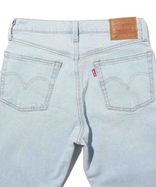 Levi's(リーバイス)の「501(R) CROP SHOUT OUT(デニムパンツ・レディース・ライトインディゴブルー・23inch/26inch/25inch/27inch/24inch/28inch)」の8枚目の写真
