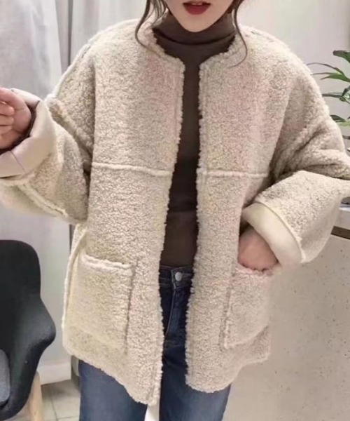 ABITOKYO（アビトーキョー）の「ノーカラーボアコート（ブルゾン・レディース・オフホワイト/ブラウン/グレー・MEDIUM/LARGE）」の2枚目の写真