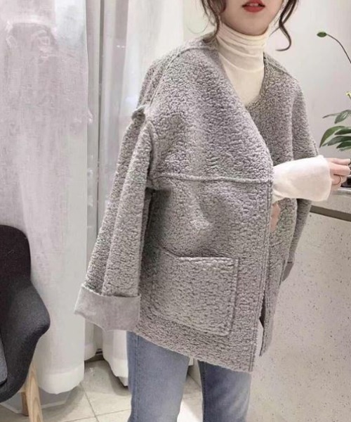 ABITOKYO（アビトーキョー）の「ノーカラーボアコート（ブルゾン・レディース・オフホワイト/ブラウン/グレー・MEDIUM/LARGE）」の9枚目の写真