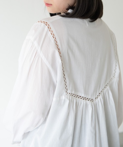 MERLOT（メルロー）の「ピンタッククラシックブラウス（シャツ/ブラウス・レディース・ネイビー/ホワイト・FREE）」の5枚目の写真