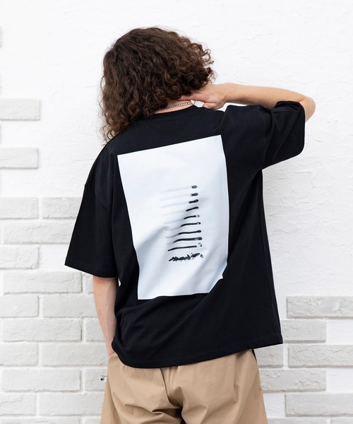 NIDO（ニド）の「バックプリントBIG Tシャツ（Tシャツ/カットソー・メンズ・ホワイト/ブラック/ホワイト系その他2/ブラック系2・MEDIUM/LARGE）」の4枚目の写真