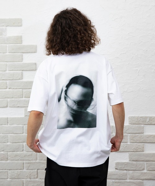 NIDO（ニド）の「バックプリントBIG Tシャツ（Tシャツ/カットソー・メンズ・ホワイト/ブラック/ホワイト系その他2/ブラック系2・MEDIUM/LARGE）」の2枚目の写真