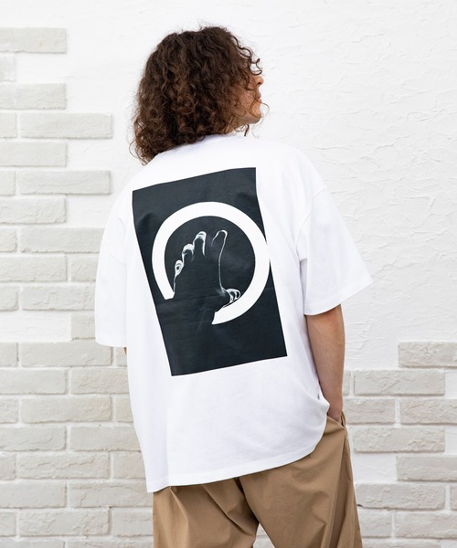 NIDO（ニド）の「バックプリントBIG Tシャツ（Tシャツ/カットソー・メンズ・ホワイト/ブラック/ホワイト系その他2/ブラック系2・MEDIUM/LARGE）」の3枚目の写真