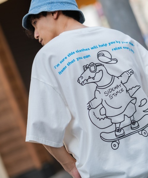 SIDEWAY STANCE（サイドウェイスタンス）の「【SIDEWAY STANCE】プリント ビッグシルエット 半袖Tシャツ（Tシャツ/カットソー・メンズ・パープル/パープル系その他/ホワイト系その他2/ホワイト/ブラック系その他2/ブラック系その他/ホワイト系その他/グレイッシュベージュ/ブラック・LARGE/MEDIUM/X-LARGE）」の2枚目の写真
