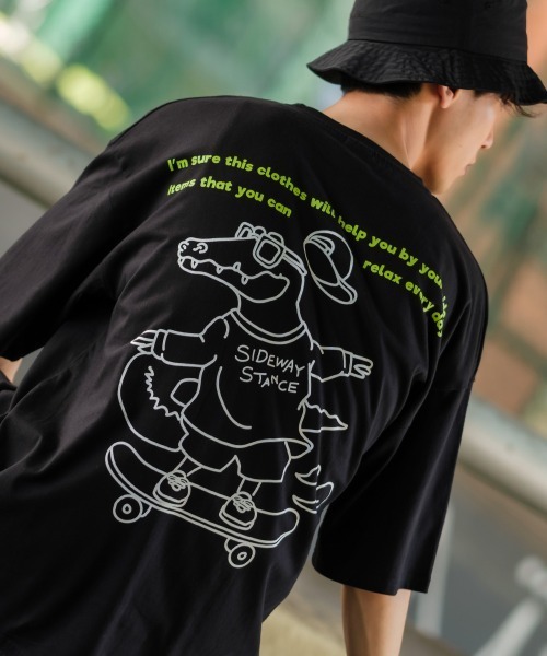 SIDEWAY STANCE（サイドウェイスタンス）の「【SIDEWAY STANCE】プリント ビッグシルエット 半袖Tシャツ（Tシャツ/カットソー・メンズ・パープル/パープル系その他/ホワイト系その他2/ホワイト/ブラック系その他2/ブラック系その他/ホワイト系その他/グレイッシュベージュ/ブラック・LARGE/MEDIUM/X-LARGE）」の5枚目の写真