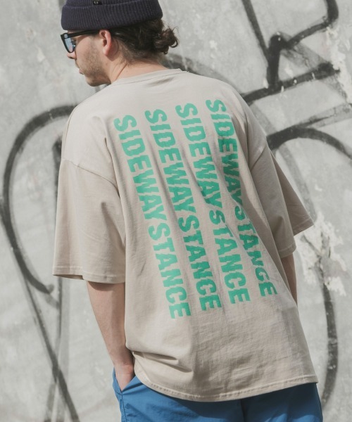 SIDEWAY STANCE（サイドウェイスタンス）の「【SIDEWAY STANCE】プリント ビッグシルエット 半袖Tシャツ（Tシャツ/カットソー・メンズ・パープル/パープル系その他/ホワイト系その他2/ホワイト/ブラック系その他2/ブラック系その他/ホワイト系その他/グレイッシュベージュ/ブラック・LARGE/MEDIUM/X-LARGE）」の7枚目の写真