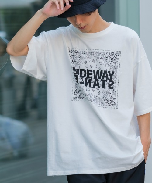 SIDEWAY STANCE（サイドウェイスタンス）の「【SIDEWAY STANCE】プリント ビッグシルエット 半袖Tシャツ（Tシャツ/カットソー・メンズ・パープル/パープル系その他/ホワイト系その他2/ホワイト/ブラック系その他2/ブラック系その他/ホワイト系その他/グレイッシュベージュ/ブラック・LARGE/MEDIUM/X-LARGE）」の3枚目の写真