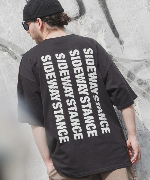 SIDEWAY STANCE（サイドウェイスタンス）の「【SIDEWAY STANCE】プリント ビッグシルエット 半袖Tシャツ（Tシャツ/カットソー・メンズ・パープル/パープル系その他/ホワイト系その他2/ホワイト/ブラック系その他2/ブラック系その他/ホワイト系その他/グレイッシュベージュ/ブラック・LARGE/MEDIUM/X-LARGE）」の4枚目の写真