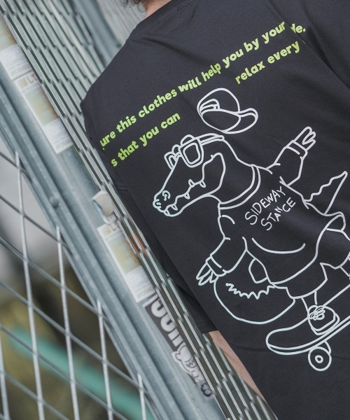 SIDEWAY STANCE（サイドウェイスタンス）の「【SIDEWAY STANCE】プリント ビッグシルエット 半袖Tシャツ（Tシャツ/カットソー・メンズ・パープル/パープル系その他/ホワイト系その他2/ホワイト/ブラック系その他2/ブラック系その他/ホワイト系その他/グレイッシュベージュ/ブラック・LARGE/MEDIUM/X-LARGE）」の12枚目の写真
