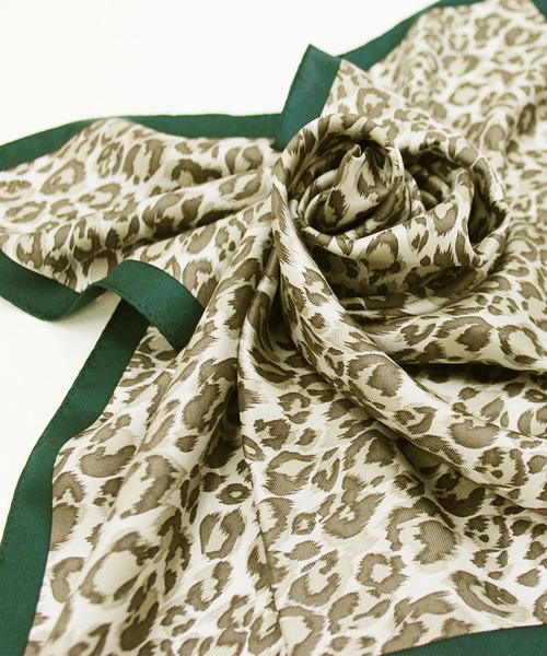 wiz（ウィズ）の「ウィズ wiz / フレーム ヒョウ柄 シルク スカーフ 日本製（バンダナ/スカーフ・レディース・ブラック/グリーン・FREE）」の2枚目の写真