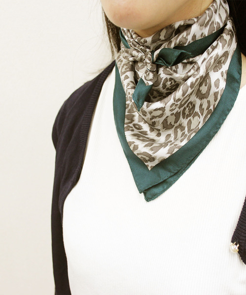 wiz（ウィズ）の「ウィズ wiz / フレーム ヒョウ柄 シルク スカーフ 日本製（バンダナ/スカーフ・レディース・ブラック/グリーン・FREE）」の6枚目の写真