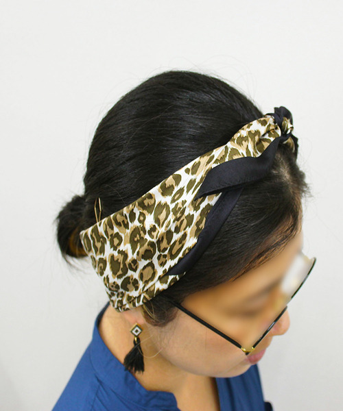 wiz（ウィズ）の「ウィズ wiz / フレーム ヒョウ柄 シルク スカーフ 日本製（バンダナ/スカーフ・レディース・ブラック/グリーン・FREE）」の3枚目の写真
