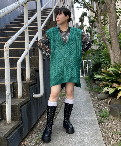 DuKKah(デュカ)の「Dukkah/VネックケーブルBIGベスト(ベスト・レディース・ブラック/グリーン・X-SMALL)」の1枚目の写真