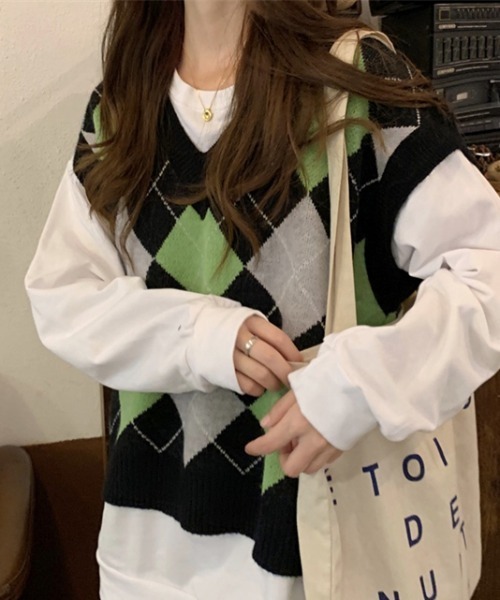 KOR(ケーオーアール)の「アーガイル柄 ドロップショルダーVネックニットベスト(ベスト・レディース・ネイビー/グリーン・FREE)」の11枚目の写真