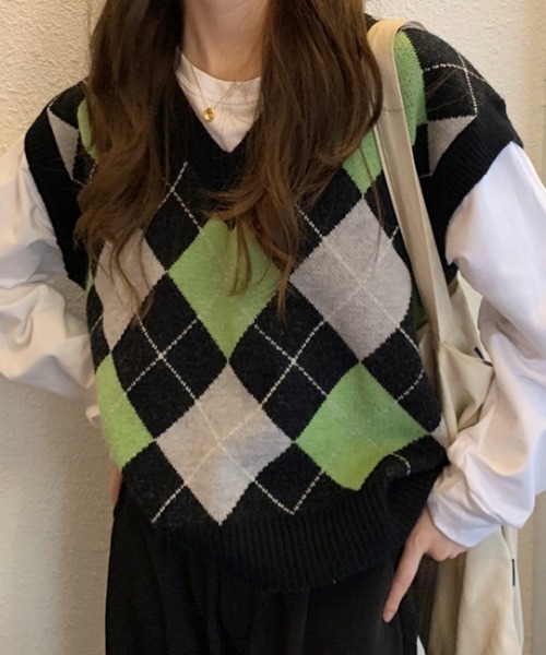 KOR(ケーオーアール)の「アーガイル柄 ドロップショルダーVネックニットベスト(ベスト・レディース・ネイビー/グリーン・FREE)」の12枚目の写真