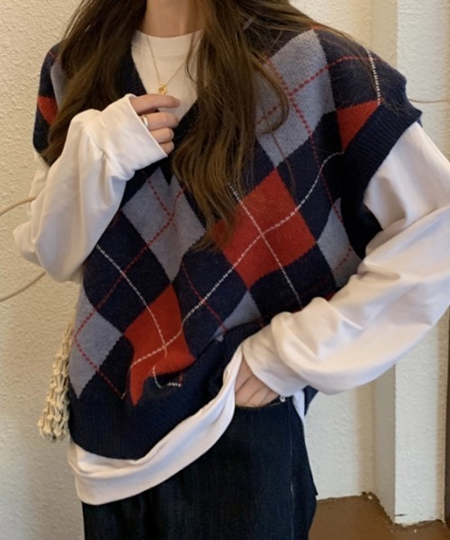 KOR(ケーオーアール)の「アーガイル柄 ドロップショルダーVネックニットベスト(ベスト・レディース・ネイビー/グリーン・FREE)」の4枚目の写真