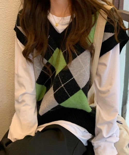 KOR(ケーオーアール)の「アーガイル柄 ドロップショルダーVネックニットベスト(ベスト・レディース・ネイビー/グリーン・FREE)」の13枚目の写真