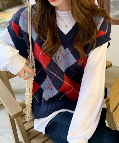 KOR(ケーオーアール)の「アーガイル柄 ドロップショルダーVネックニットベスト(ベスト・レディース・ネイビー/グリーン・FREE)」の10枚目の写真