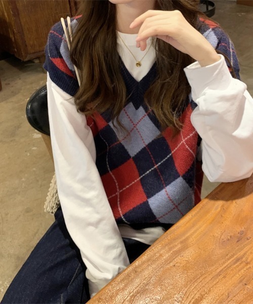 KOR(ケーオーアール)の「アーガイル柄 ドロップショルダーVネックニットベスト(ベスト・レディース・ネイビー/グリーン・FREE)」の5枚目の写真