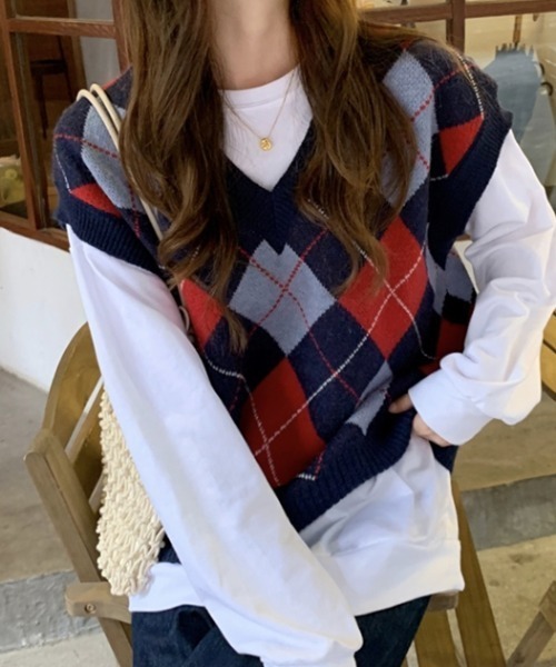 KOR(ケーオーアール)の「アーガイル柄 ドロップショルダーVネックニットベスト(ベスト・レディース・ネイビー/グリーン・FREE)」の7枚目の写真