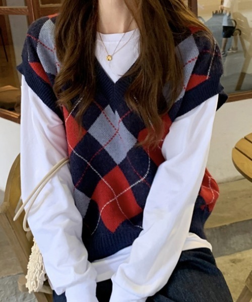 KOR(ケーオーアール)の「アーガイル柄 ドロップショルダーVネックニットベスト(ベスト・レディース・ネイビー/グリーン・FREE)」の8枚目の写真