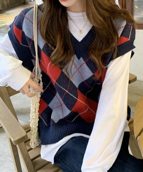 KOR(ケーオーアール)の「アーガイル柄 ドロップショルダーVネックニットベスト(ベスト・レディース・ネイビー/グリーン・FREE)」の9枚目の写真