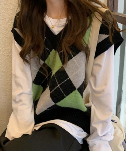 KOR(ケーオーアール)の「アーガイル柄 ドロップショルダーVネックニットベスト(ベスト・レディース・ネイビー/グリーン・FREE)」の18枚目の写真