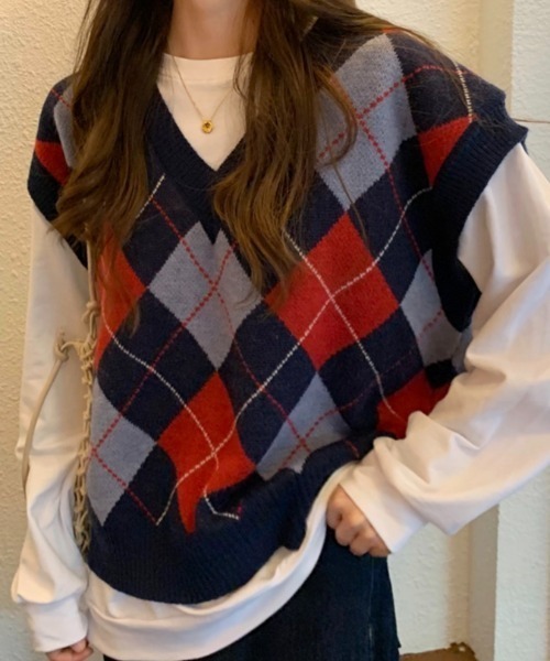 KOR(ケーオーアール)の「アーガイル柄 ドロップショルダーVネックニットベスト(ベスト・レディース・ネイビー/グリーン・FREE)」の6枚目の写真