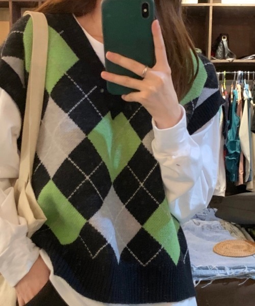 KOR(ケーオーアール)の「アーガイル柄 ドロップショルダーVネックニットベスト(ベスト・レディース・ネイビー/グリーン・FREE)」の22枚目の写真