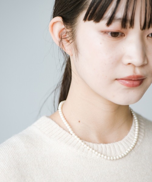 haco!（ハコ）の「ロンTもスウェットも一瞬でクラスアップしてくれる！気軽で便利なガラスパールネックレス by que made me（ネックレス・レディース・ホワイト・ONE SIZE）」の2枚目の写真