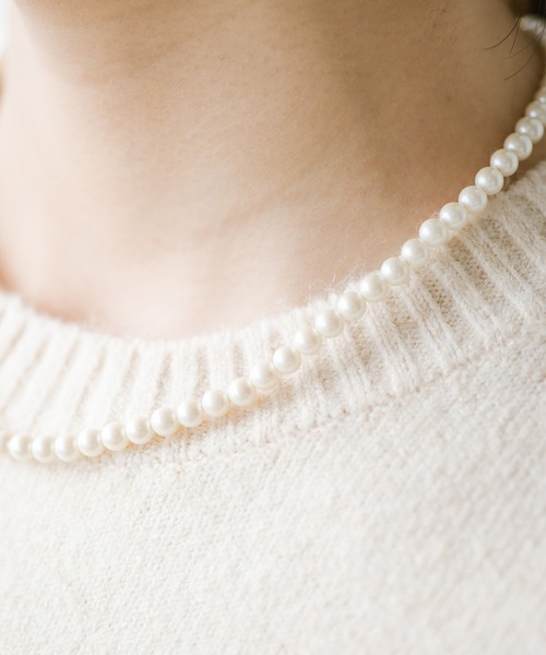 haco!（ハコ）の「ロンTもスウェットも一瞬でクラスアップしてくれる！気軽で便利なガラスパールネックレス by que made me（ネックレス・レディース・ホワイト・ONE SIZE）」の3枚目の写真