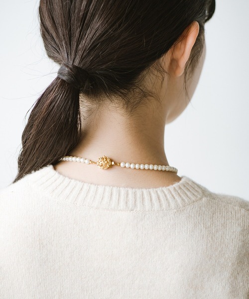 haco!（ハコ）の「ロンTもスウェットも一瞬でクラスアップしてくれる！気軽で便利なガラスパールネックレス by que made me（ネックレス・レディース・ホワイト・ONE SIZE）」の8枚目の写真