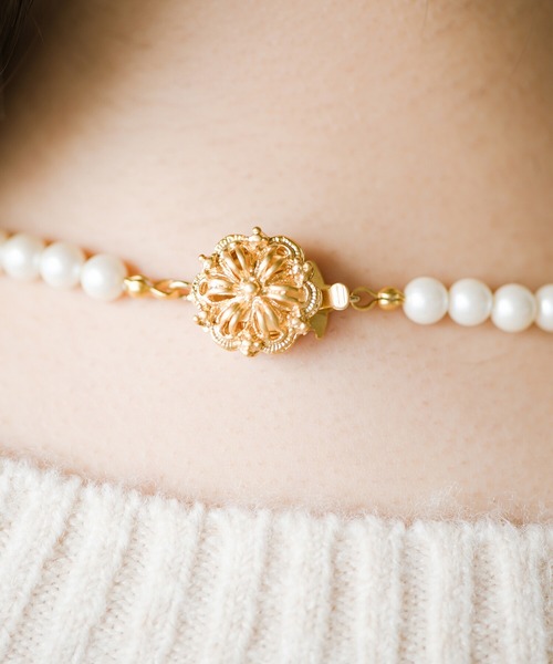 haco!（ハコ）の「ロンTもスウェットも一瞬でクラスアップしてくれる！気軽で便利なガラスパールネックレス by que made me（ネックレス・レディース・ホワイト・ONE SIZE）」の7枚目の写真