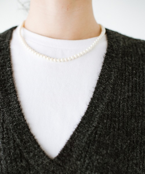 haco!（ハコ）の「ロンTもスウェットも一瞬でクラスアップしてくれる！気軽で便利なガラスパールネックレス by que made me（ネックレス・レディース・ホワイト・ONE SIZE）」の5枚目の写真