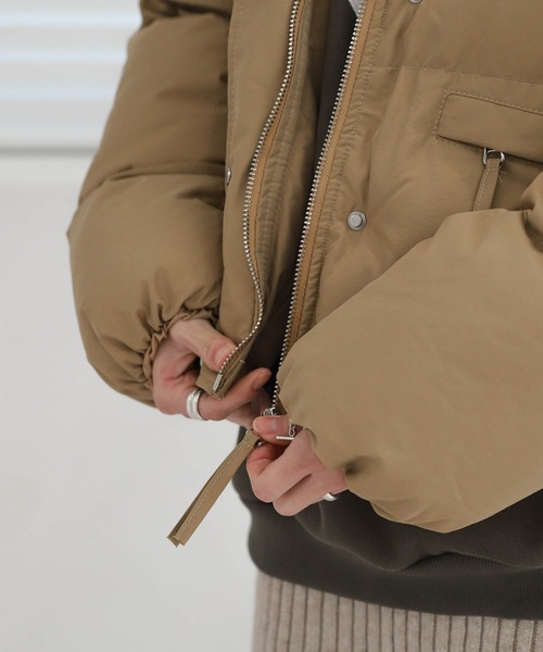 UNE MANSION(ユヌマンション)の「ジッパーポケットショート中綿ジャケット(ダウンジャケット/コート・レディース・ブラック/ブラウン/アイボリー・FREE)」の5枚目の写真