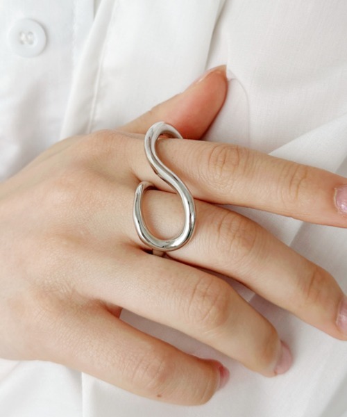 iso（イソ）の「ツイストボリュームフィンガーリング（リング・レディース・ゴールド/シルバー・FREE）」の2枚目の写真