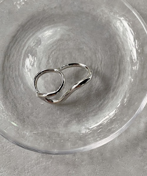 iso（イソ）の「ツイストボリュームフィンガーリング（リング・レディース・ゴールド/シルバー・FREE）」の3枚目の写真