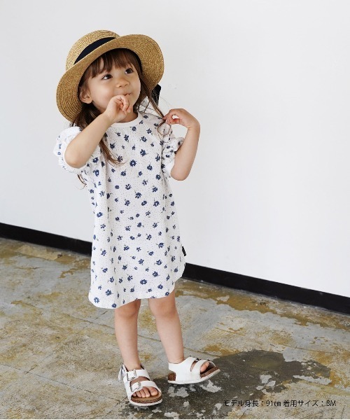 quoti use fith（クゥオティ　ユース　フィス）の「天竺 花柄プリント パフスリーブ BIG ひざ上丈ワンピース（ワンピース・キッズ・ピンク/ブルー・90/100/80/120）」の2枚目の写真