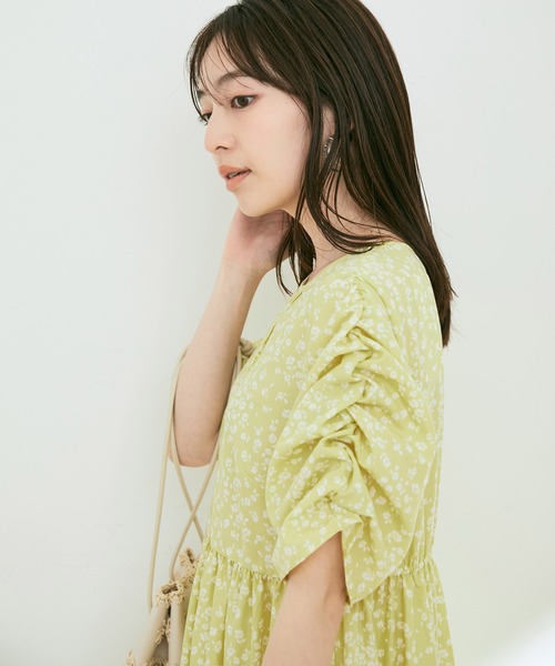 VIS(ビス)の「【EASY CARE】袖ボリュームフラワープリントワンピース(ワンピース・レディース・ダークグリーン/ブラック系その他/イエロー系その他・FREE)」の5枚目の写真