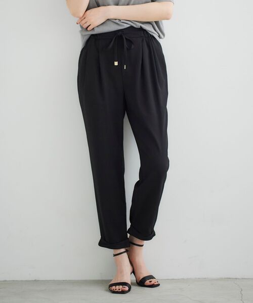 le.coeur blanc（ルクールブラン）の「ツイストヘムイージーテーパードパンツ（その他パンツ・レディース・ベージュ/ラベンダー/ブラック・36/38）」の2枚目の写真