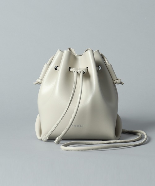 YAHKI（ヤーキ）の「【 YAHKI / ヤーキ 】 SOFT W FACE LEATHER 2way DRAWSTRING BAG / ソフトレザー2wayドローストバッグ（ショルダーバッグ・レディース・アイボリー/ブラック/ブルー・FREE）」の2枚目の写真