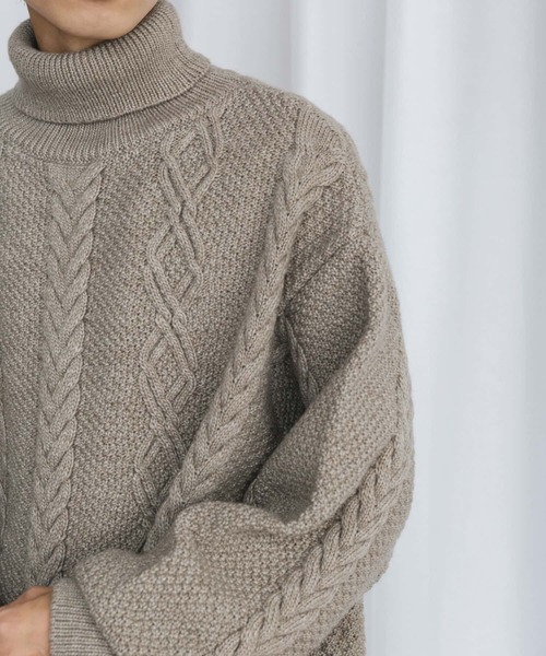 Couleur Meler（クルールメリー）の「Couleur Meler なかじ　ケーブル編みタートルネックニット（ニット/セーター・メンズ・ライトベージュ/ネイビー・MEDIUM/LARGE）」の6枚目の写真