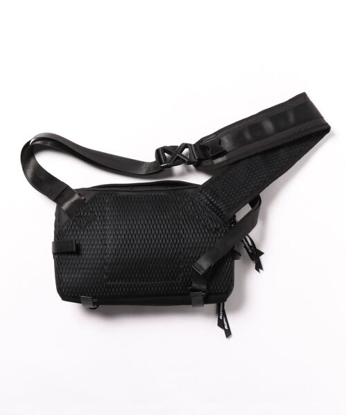 INDISPENSABLE （インディスペンサブル）の「INDISPENSABLE　SLING BAG SNATCH ECONYL（ボディバッグ/ウエストポーチ・メンズ・ブラック・FREE）」の5枚目の写真