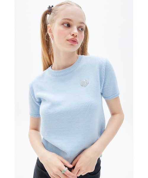 LUVISTRUE（ラヴイズトゥルー）の「A'GEM/9 × .kom『LUV IS TRUE/ラブ イズ トゥルー』 LOGO WAPPEN KNIT/ロゴワッペン 半袖 ニットソー（ニット/セーター・レディース・ライトブルー/アイボリー/ブラック・FREE）」の3枚目の写真