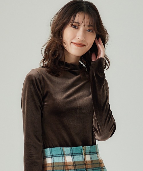 12Twelve Agenda(トゥエルブ アジェンダ)の「ハイネックベロアカットソー(Tシャツ/カットソー・レディース・ブラウン/グレイッシュベージュ/イエロー・M)」の4枚目の写真